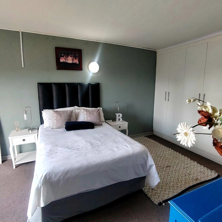 5 Bedroom Property for Sale in Beacon Bay Eastern Cape